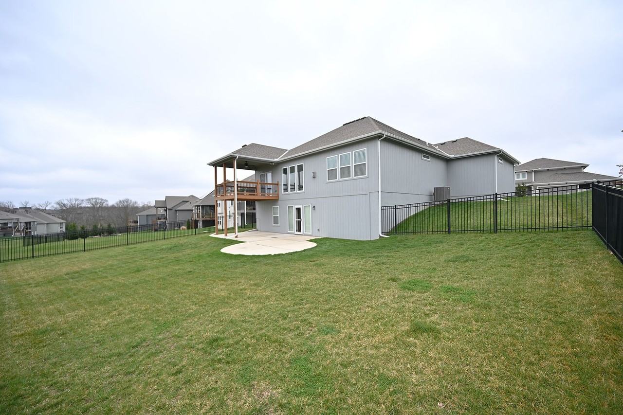 7465 Nw Douglas Ct - Photo 4 of 32