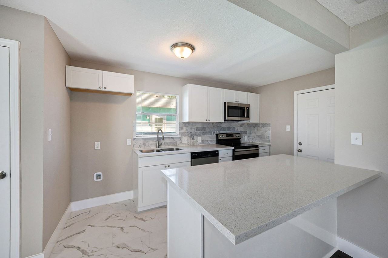 517 Center St - Photo 4 of 17