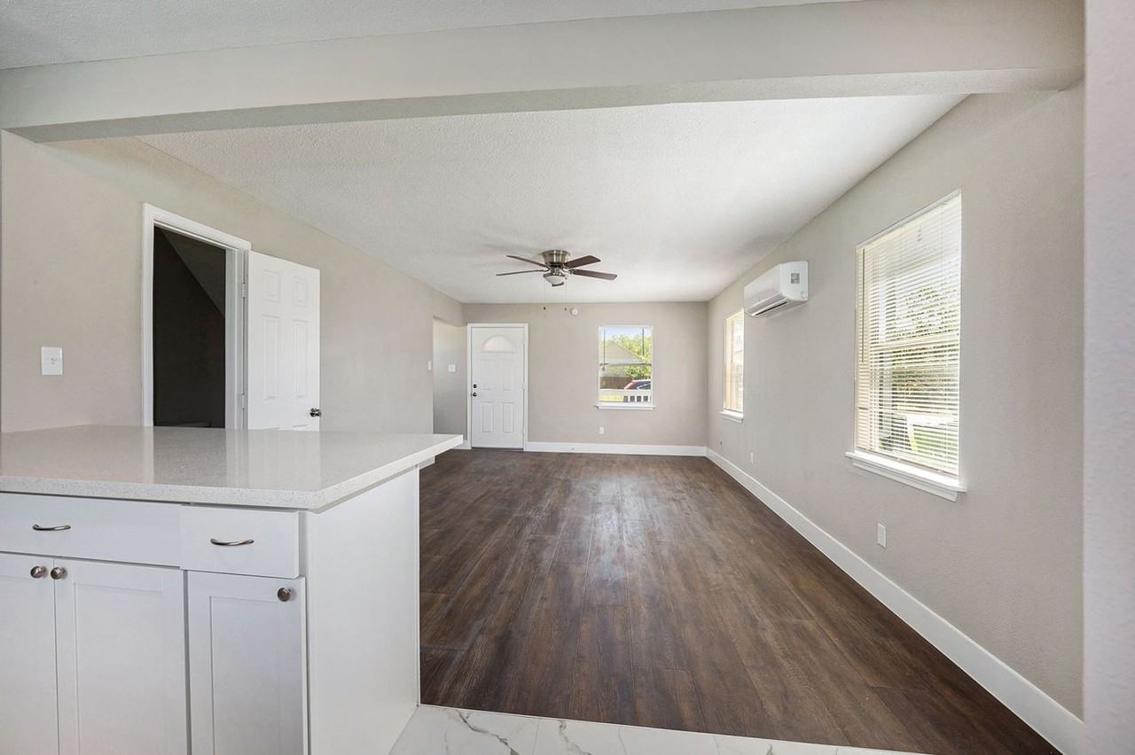 517 Center St - Photo 5 of 17