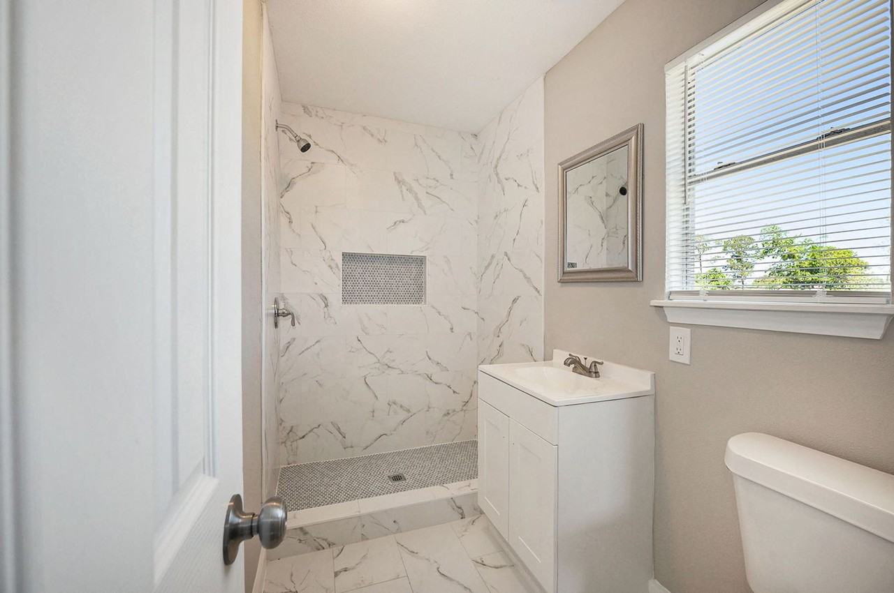 517 Center St - Photo 6 of 17