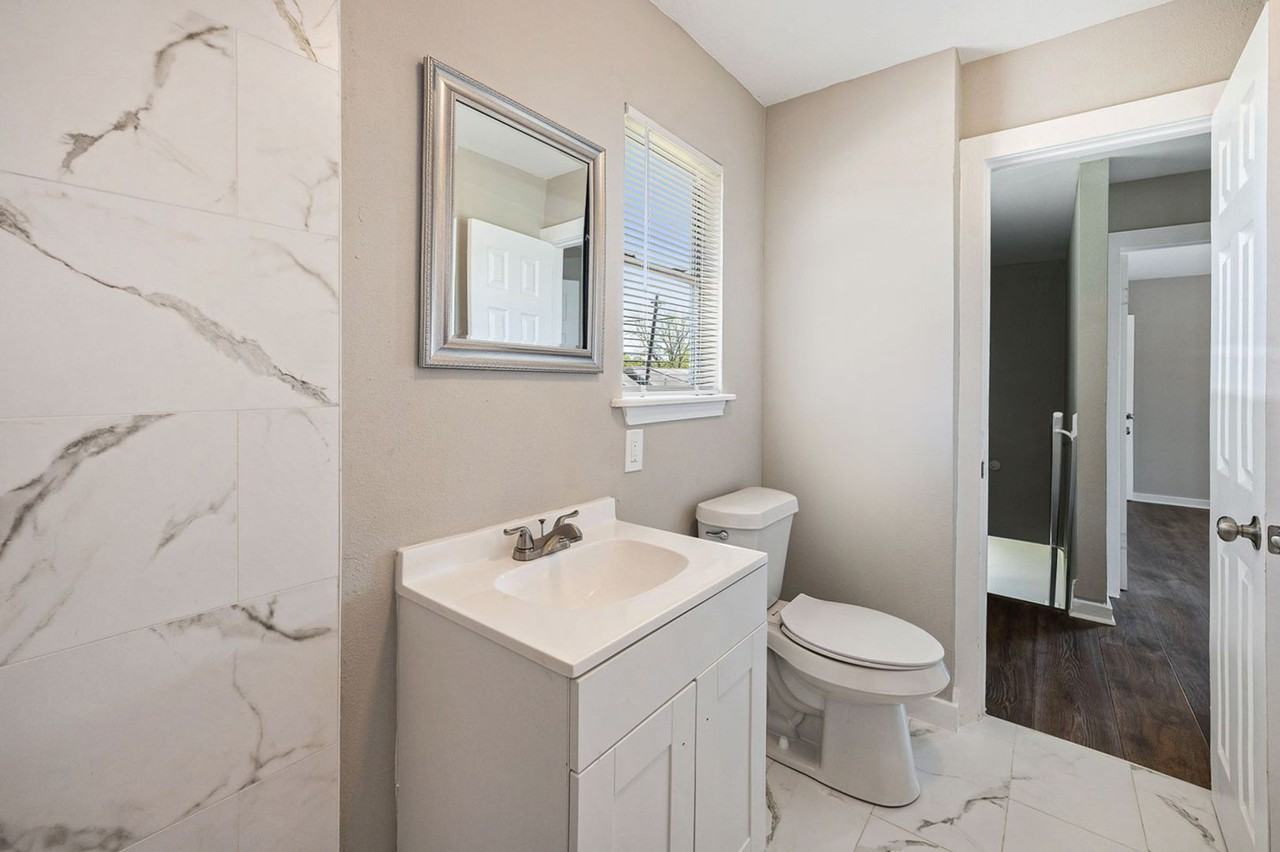 517 Center St - Photo 7 of 17