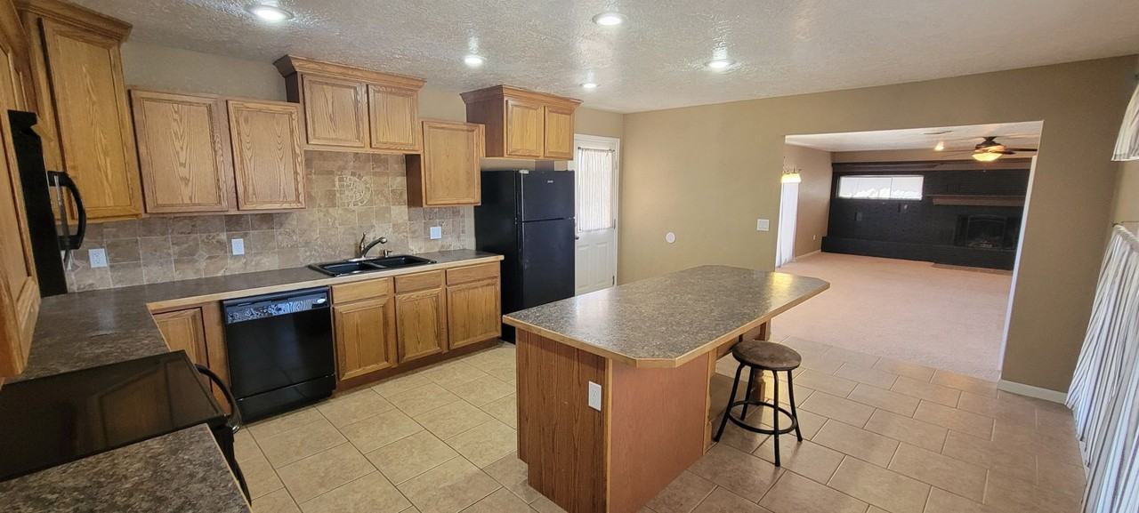 1515 S Abilene Ave - Photo 6 of 32