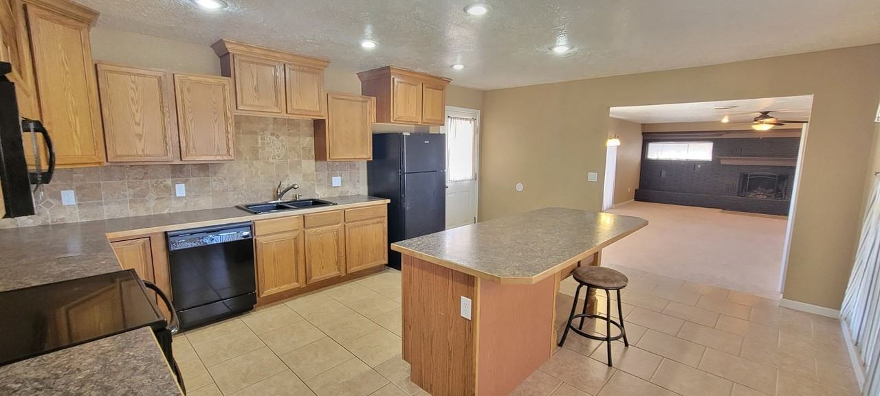 1515 S Abilene Ave - Photo 7 of 32