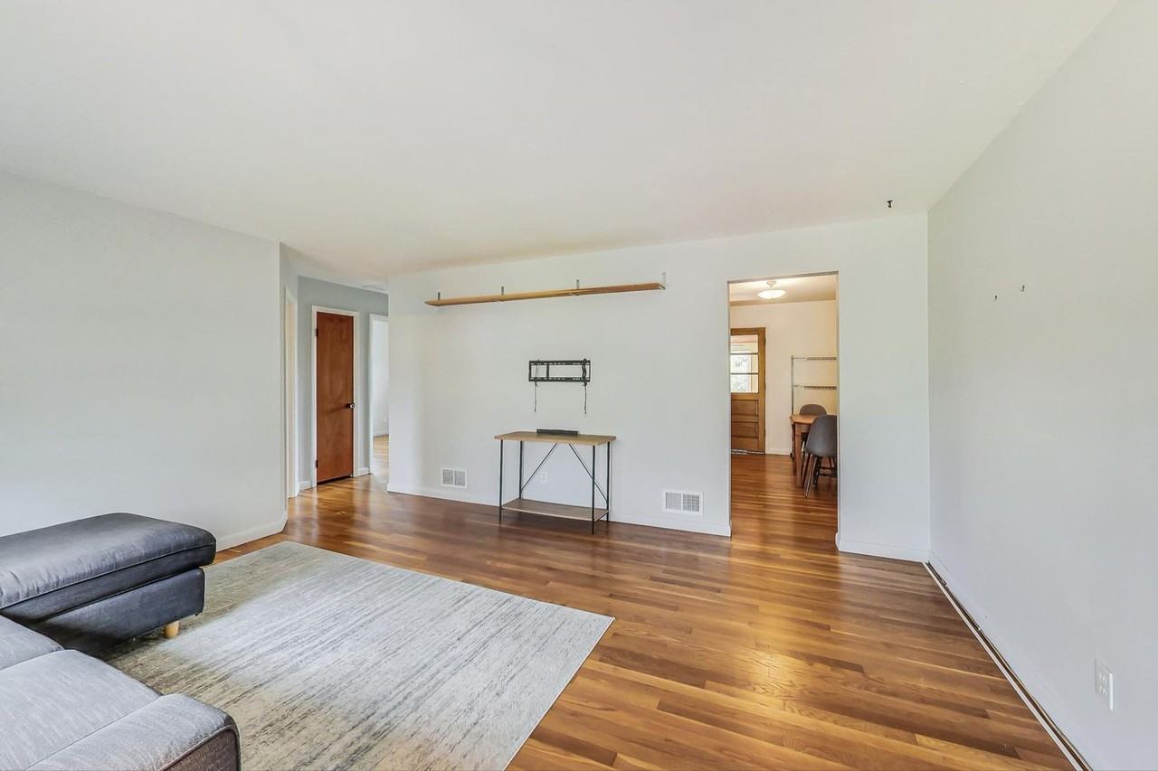 9511 48th Ave - Photo 2 of 38