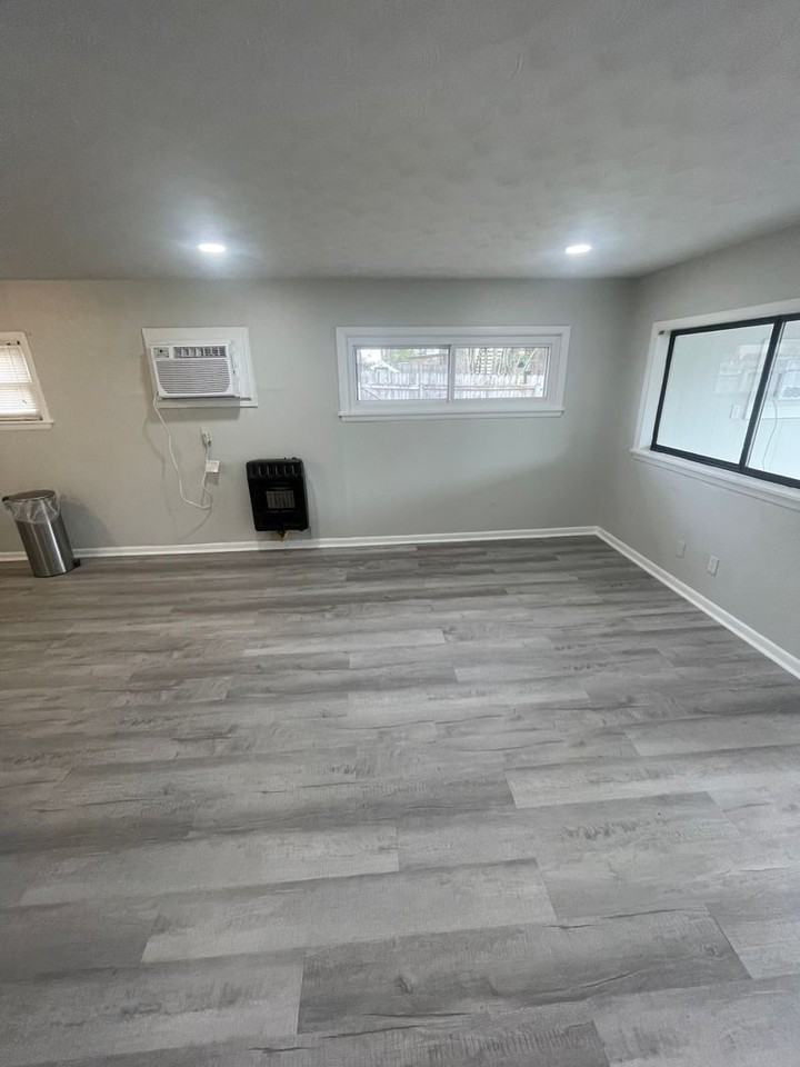 1705 1/2 N Wood Ave - Photo 4 of 9