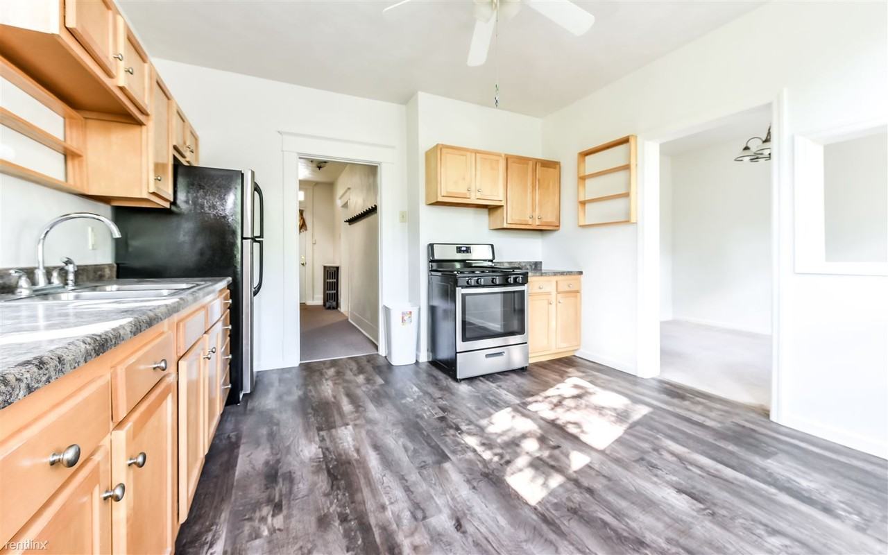 130 Brighton St - Photo 3 of 18