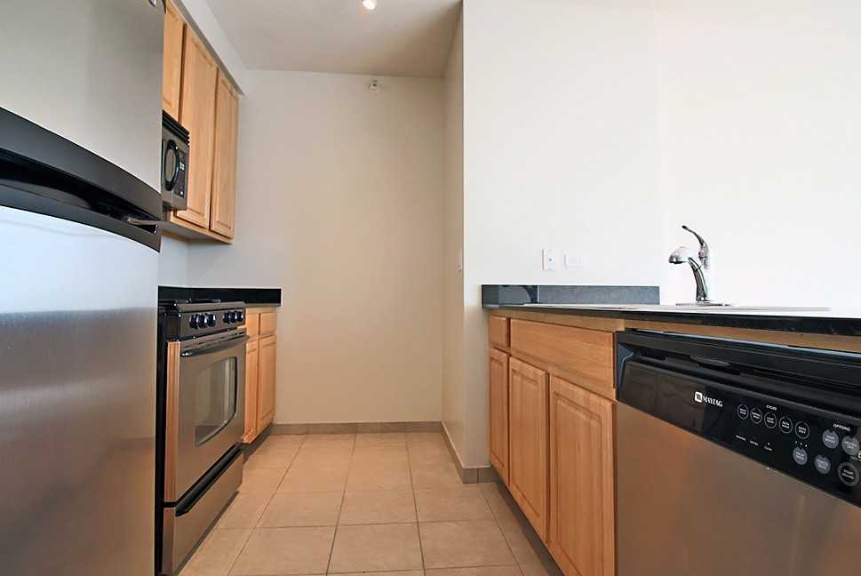 353 N Desplaines St - Photo 3 of 10