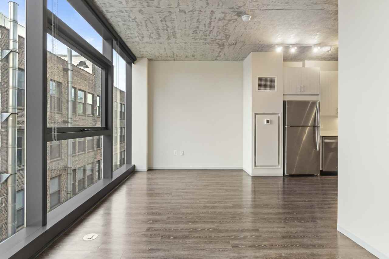 717 S Clark St - Photo 7 of 26