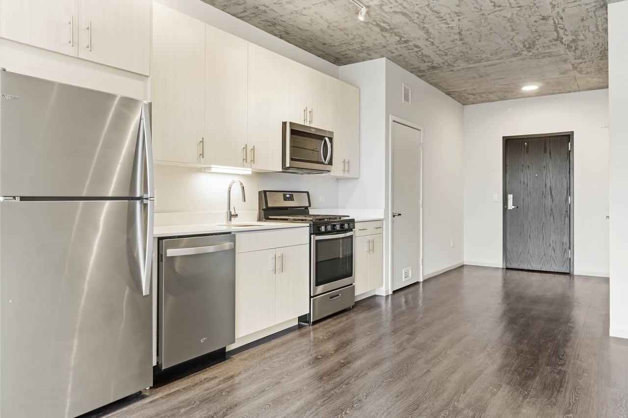 717 S Clark St - Photo 4 of 26