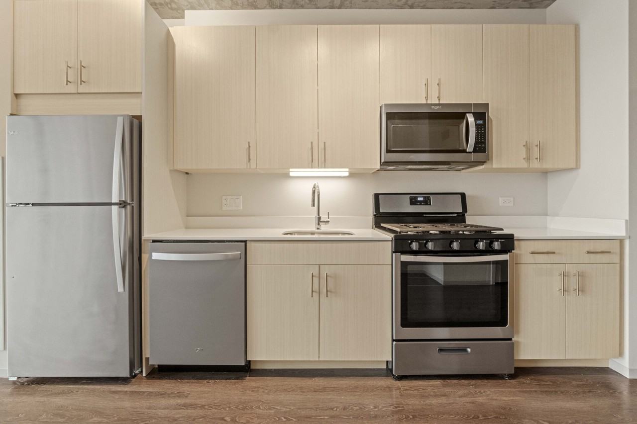 717 S Clark St - Photo 3 of 26
