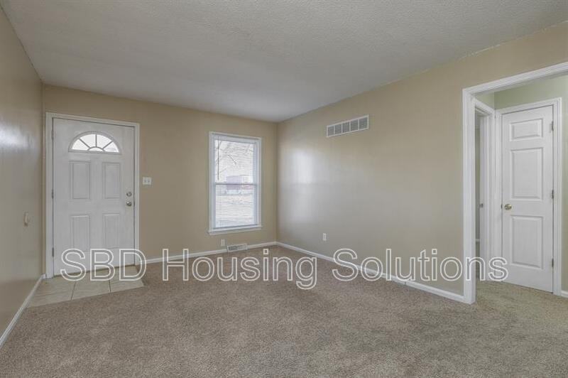 701 Ne Columbus St #A - Photo 2 of 6