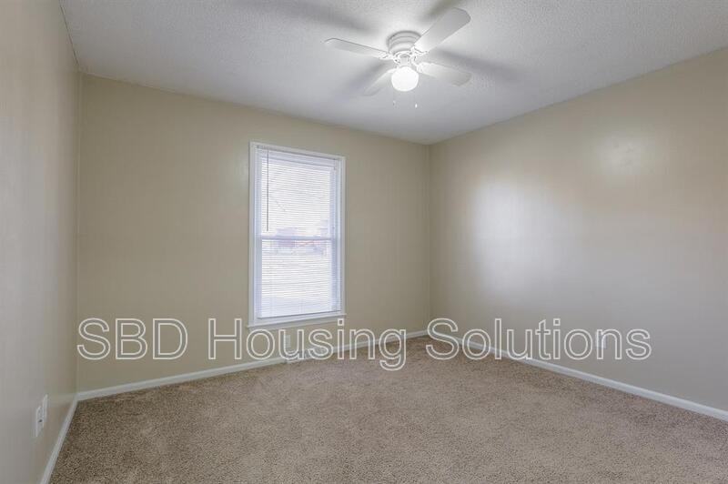 701 Ne Columbus St #A - Photo 4 of 6