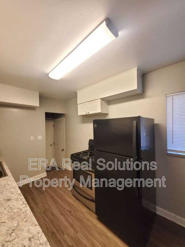 1460 Oakwood Ave - Photo 5 of 13