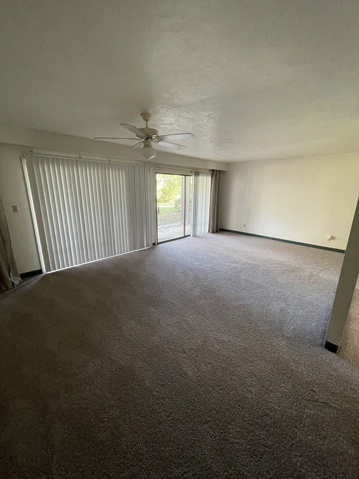 940 Tennis Way - Photo 2 of 8