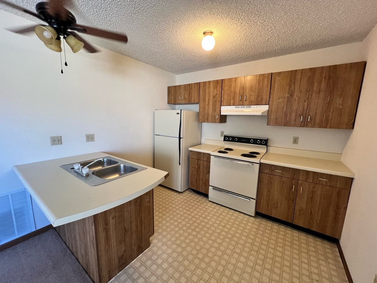 413 W South St - Photo 3 of 4