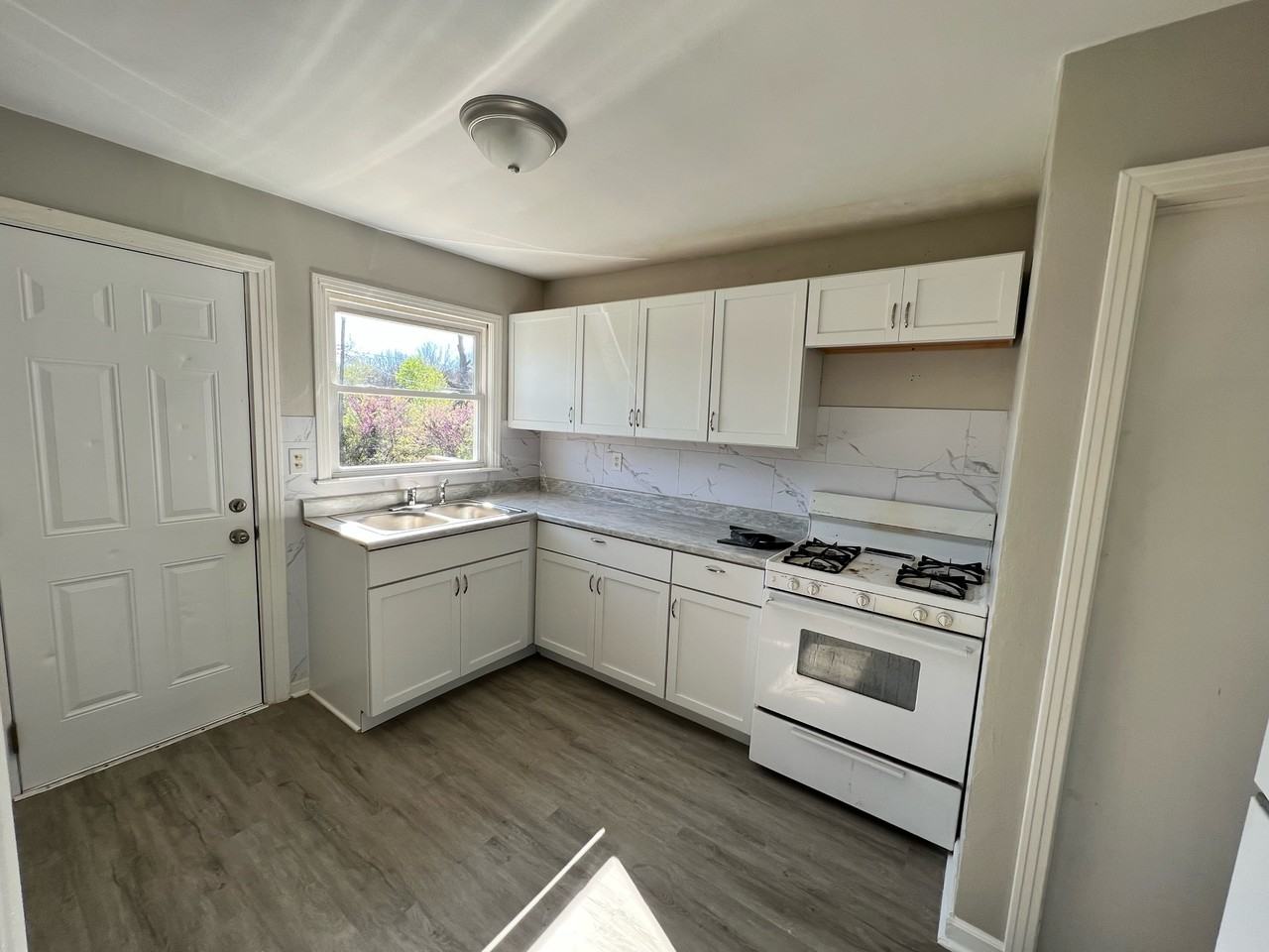 609 Laurel - Photo 2 of 5