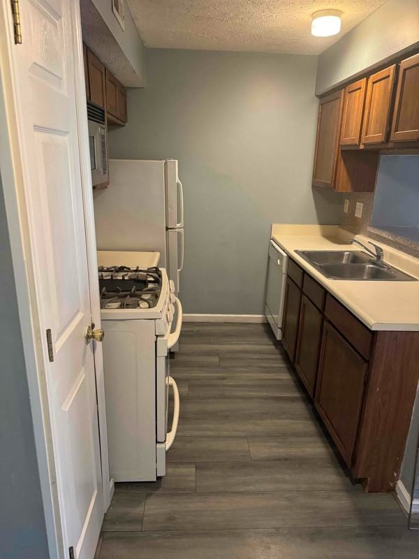 132 Kenwood Dr - Photo 3 of 10