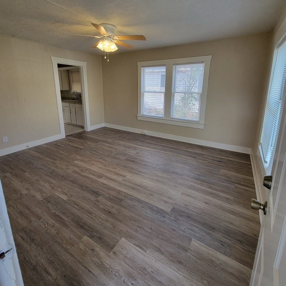 5517 Pershing Ave #NA - Photo 2 of 4