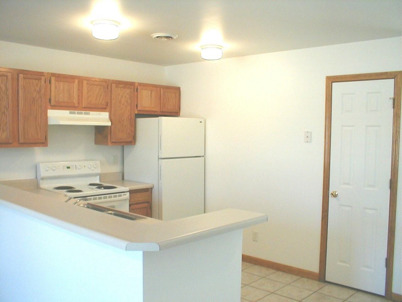 921-927 E. Grand Avenue - Photo 3 of 7