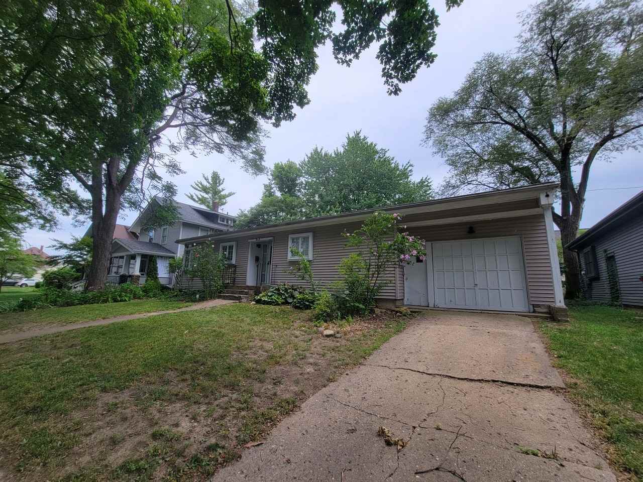 813 W Daniel St - Photo 2 of 14