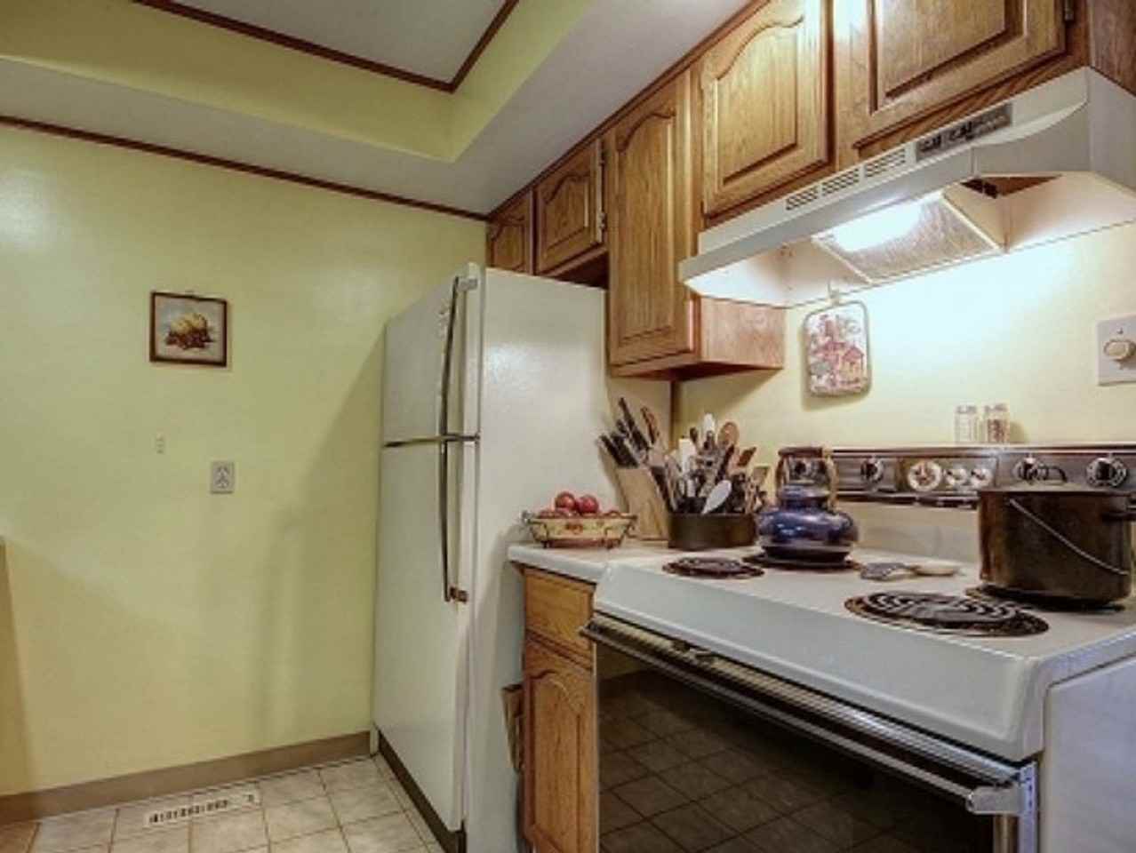 813 W Daniel St - Photo 4 of 14