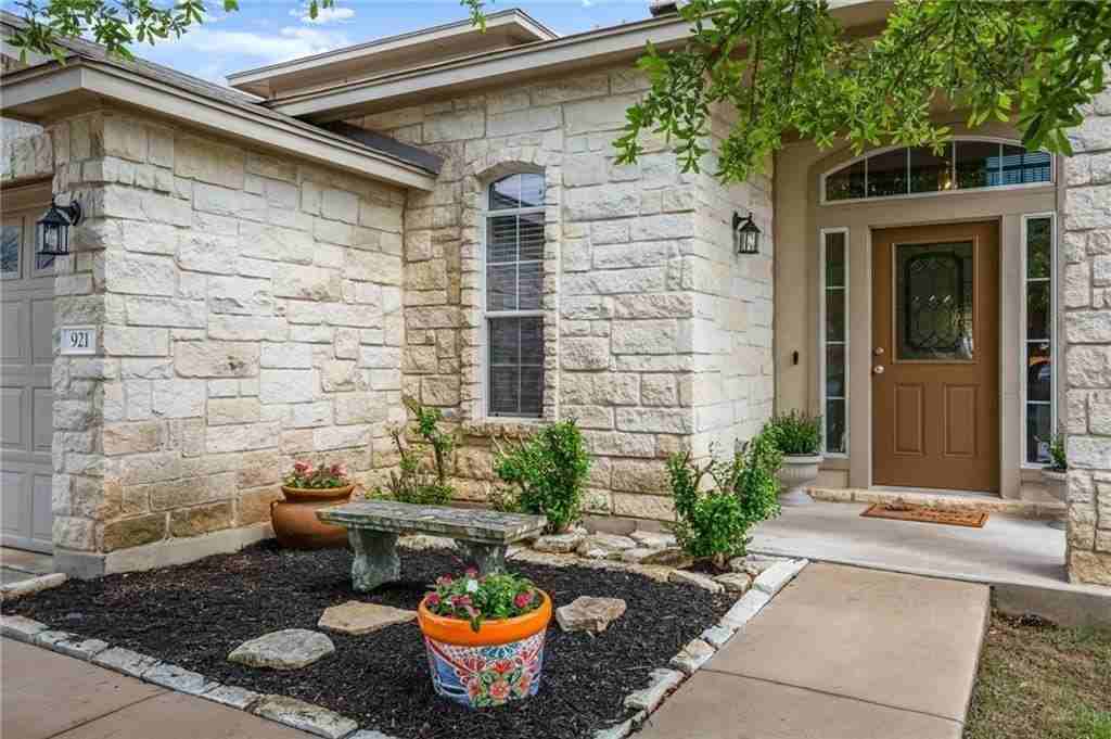 921 Gentry Dr - Photo 3 of 8