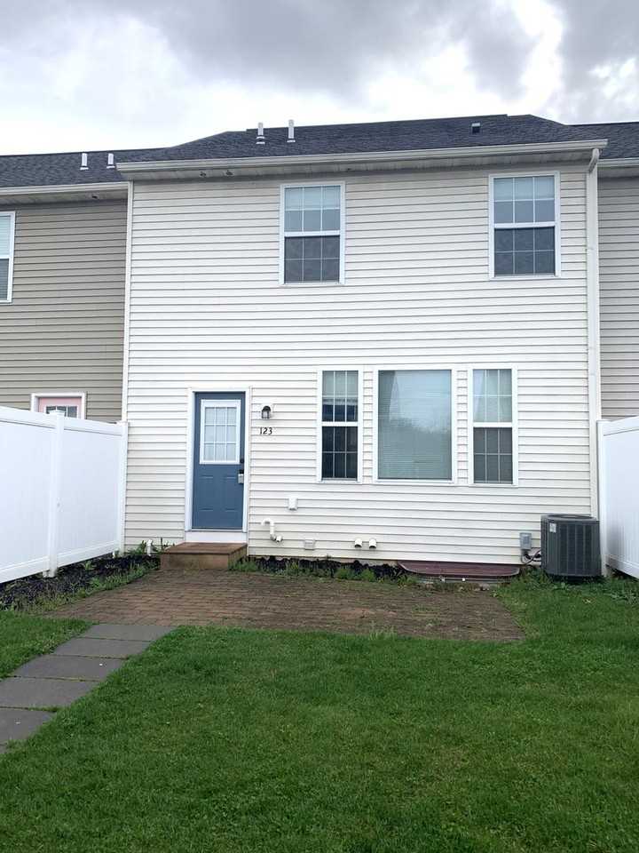 123 Deerfield Ln - Photo 3 of 44