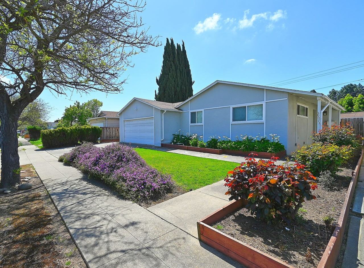 39073 Donner Way - Photo 3 of 32