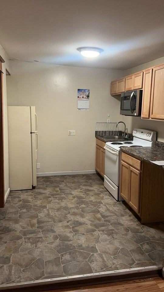 418 West 8th Street - Photo 2 of 5