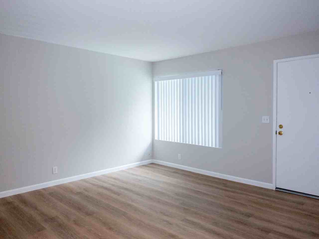 11 South Knoll Road - Photo 5 of 19