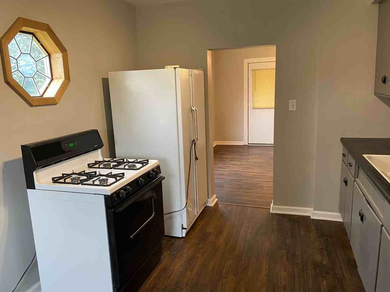 919 Lincoln St - Photo 2 of 13