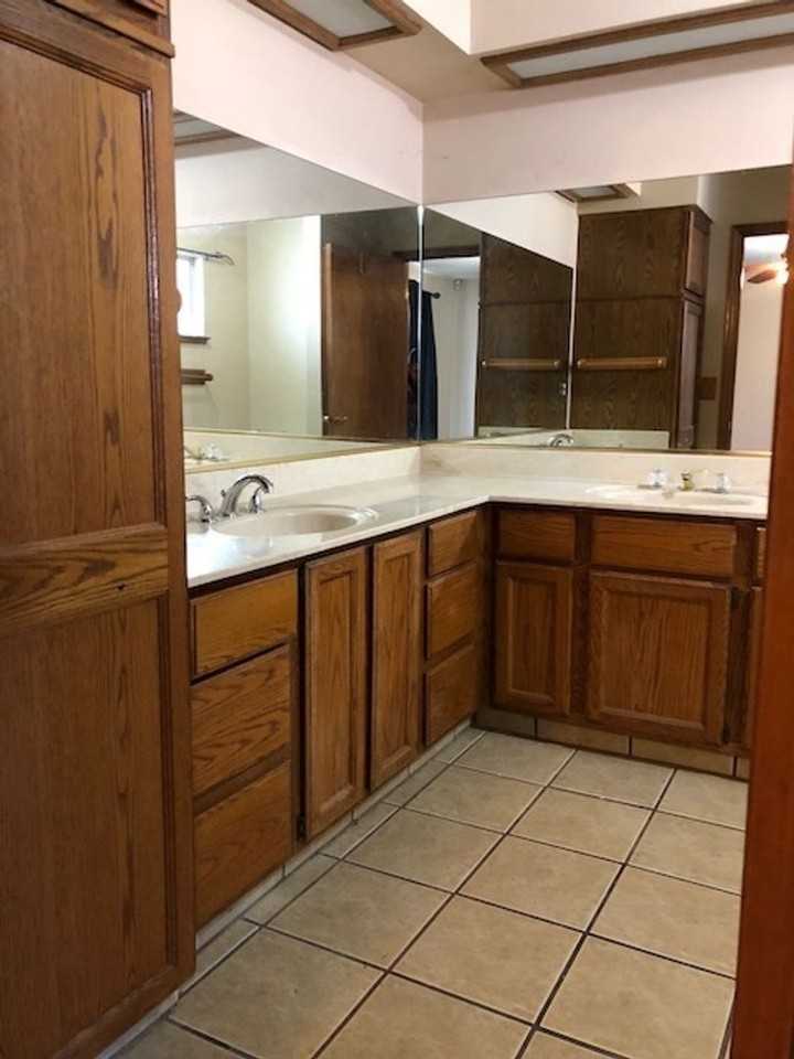 980 Lakewood Dr - Photo 3 of 16