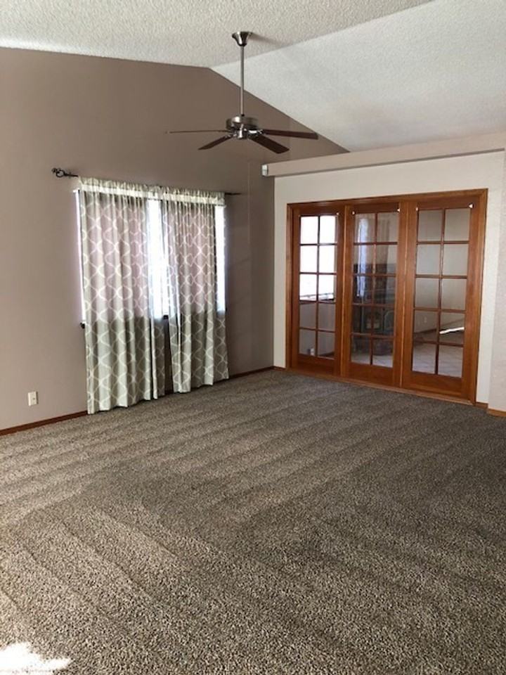 980 Lakewood Dr - Photo 4 of 16