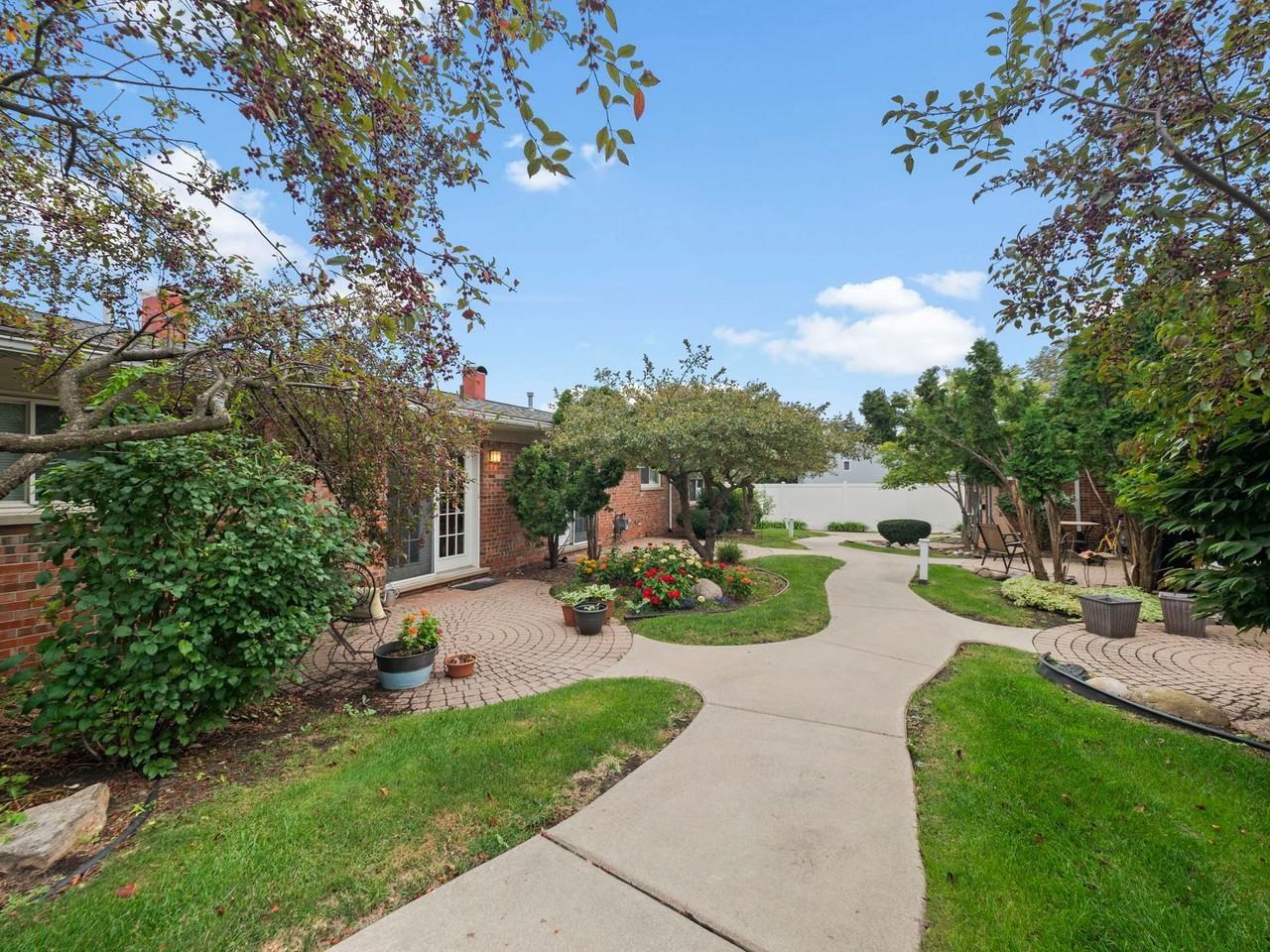 Plymouth Gardens Apartments - Photo 4 of 22