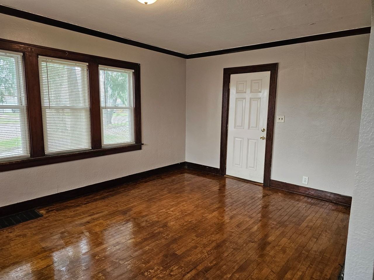 661 Lee St - Photo 2 of 17