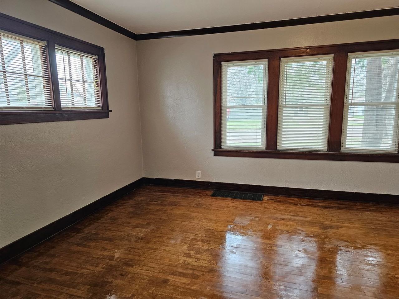661 Lee St - Photo 3 of 17