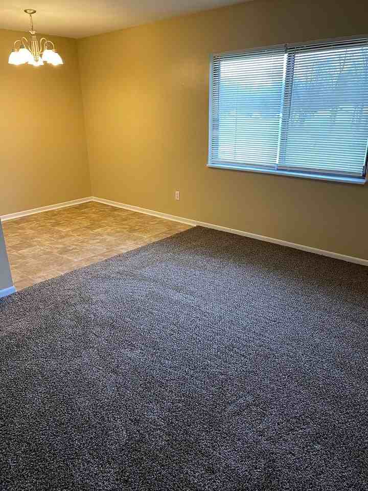 215 S Ivy Ln - Photo 2 of 10