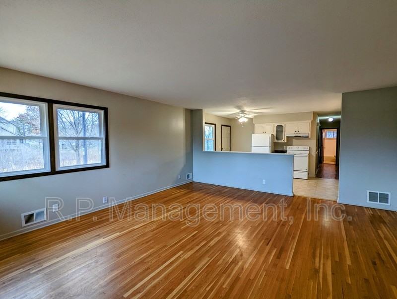 5117 Washington St Ne - Photo 3 of 14