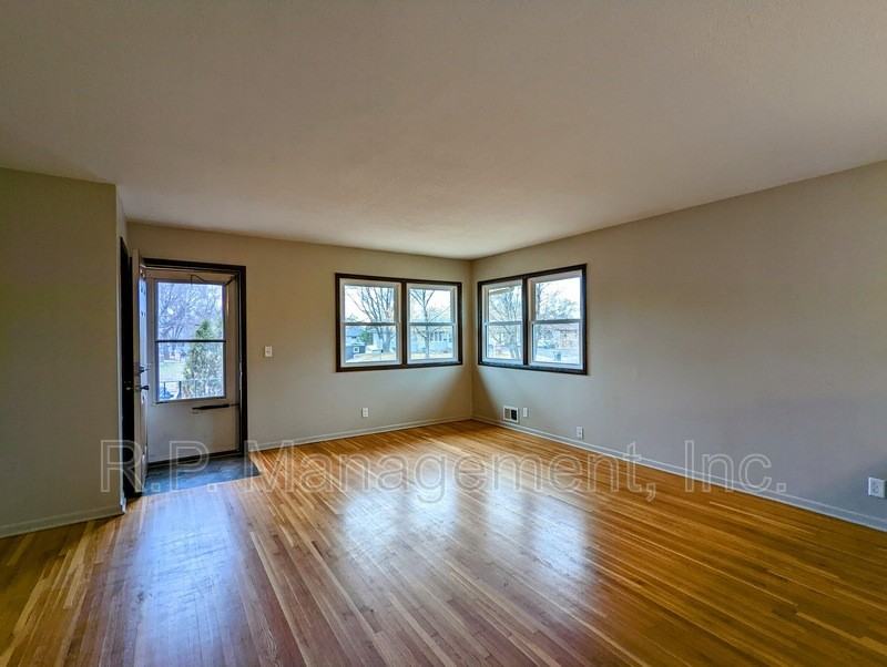 5117 Washington St Ne - Photo 4 of 14