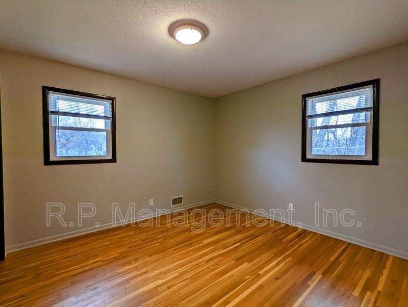 5117 Washington St Ne - Photo 7 of 14