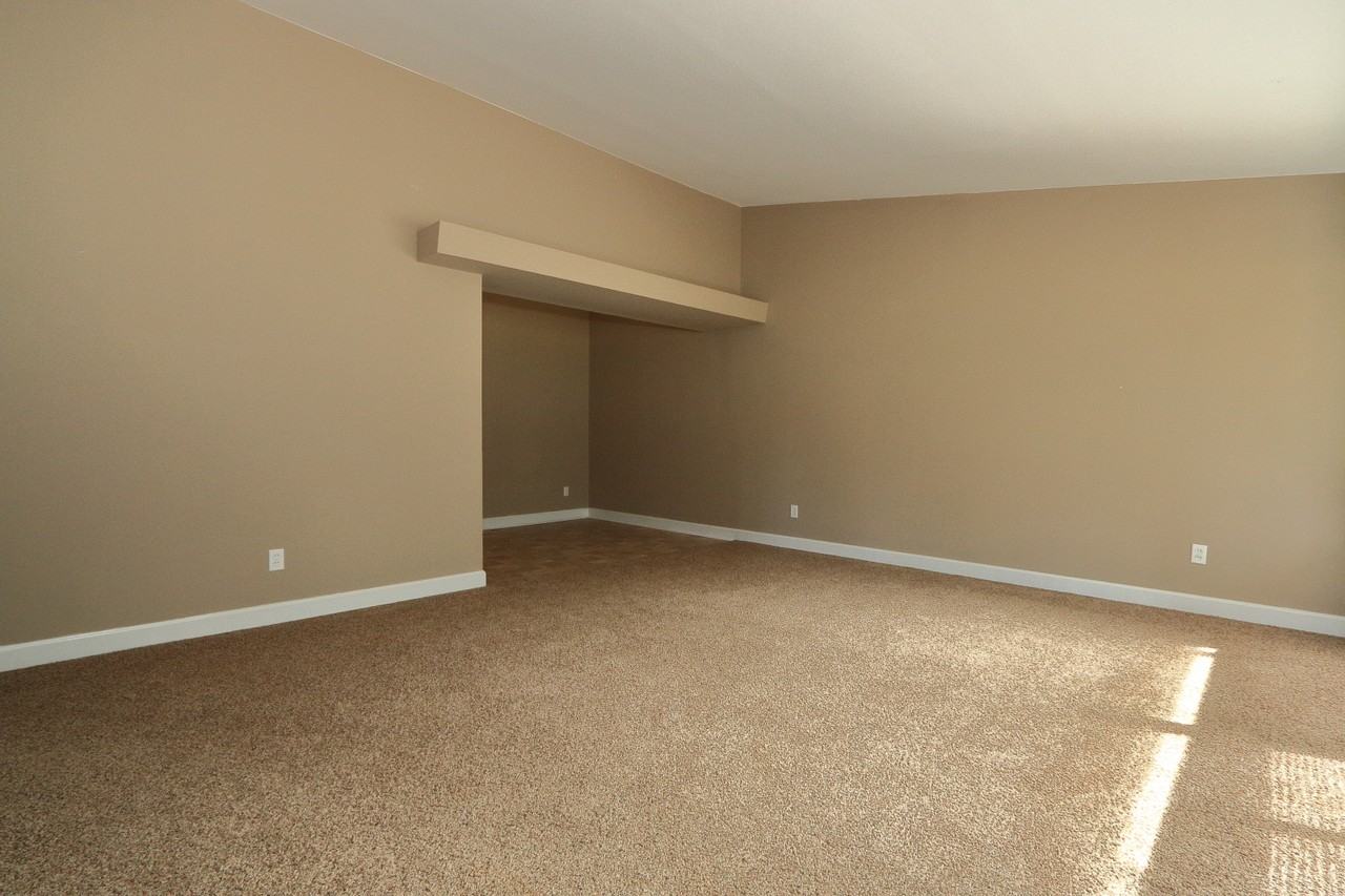 2385 Allen Dr - Photo 3 of 20