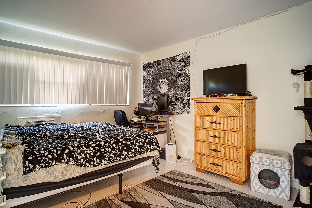 3860 Northeast 23rd Avenue - Photo 7 of 17