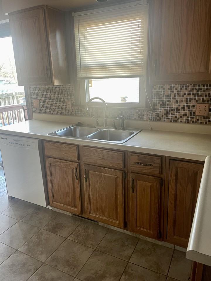 5641 London Dr - Photo 2 of 12