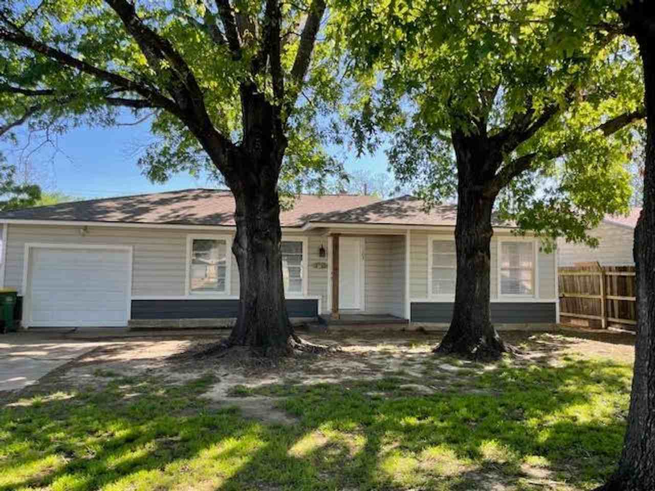 1105 Fisher Street - Photo 2 of 20