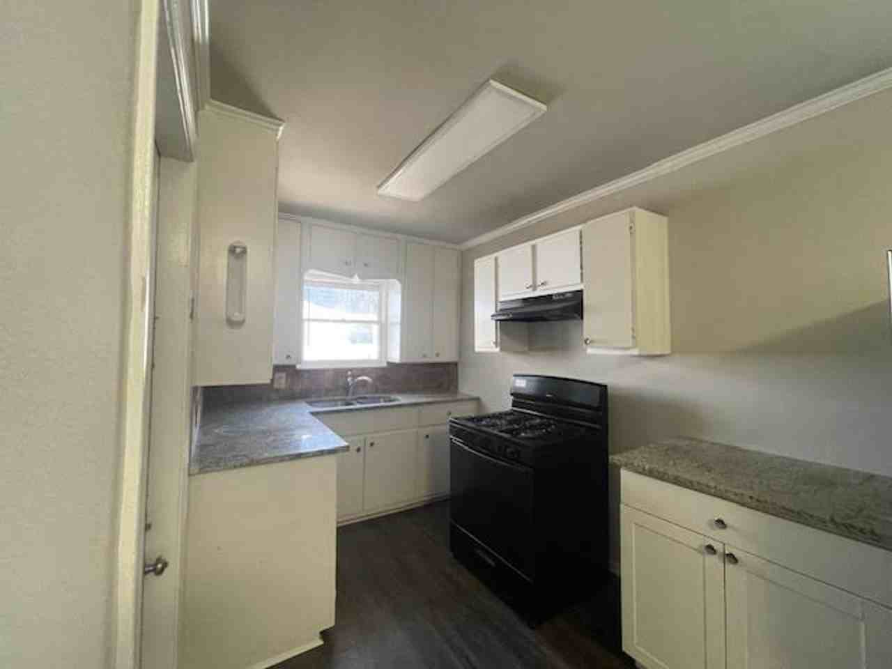 1105 Fisher Street - Photo 5 of 20