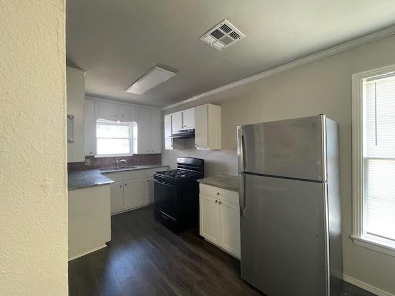 1105 Fisher Street - Photo 6 of 20