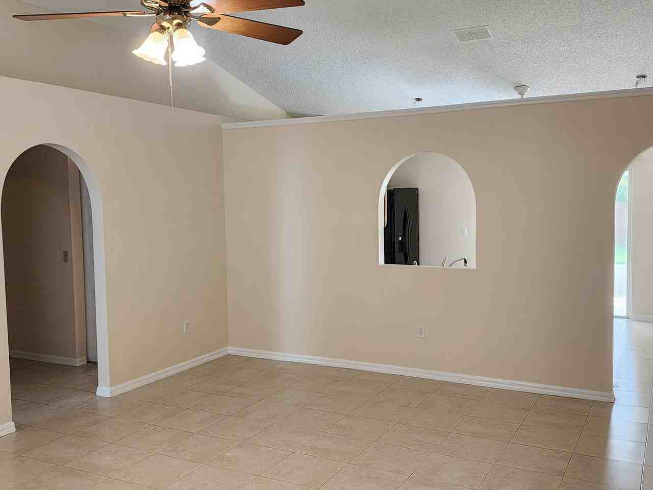 326 Sw Ray Ave - Photo 3 of 13