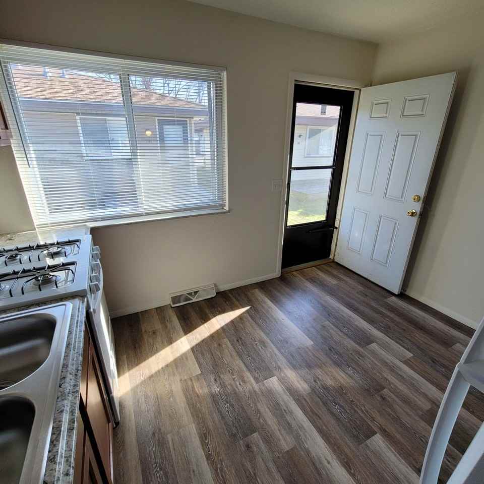 Creekwood Apartments - Photo 4 of 18