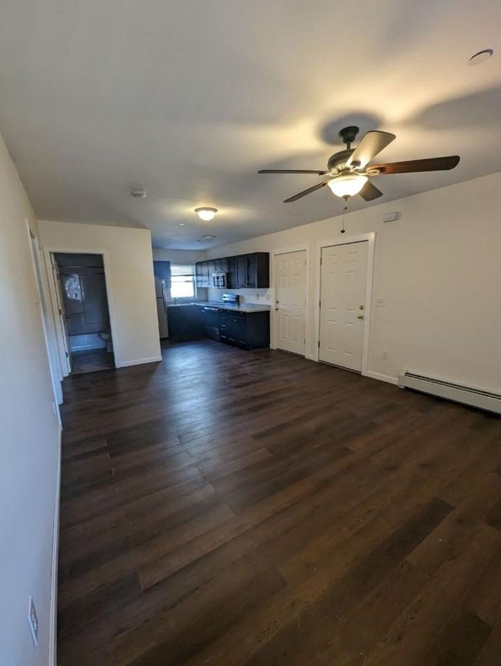 213 Green St - Photo 3 of 10