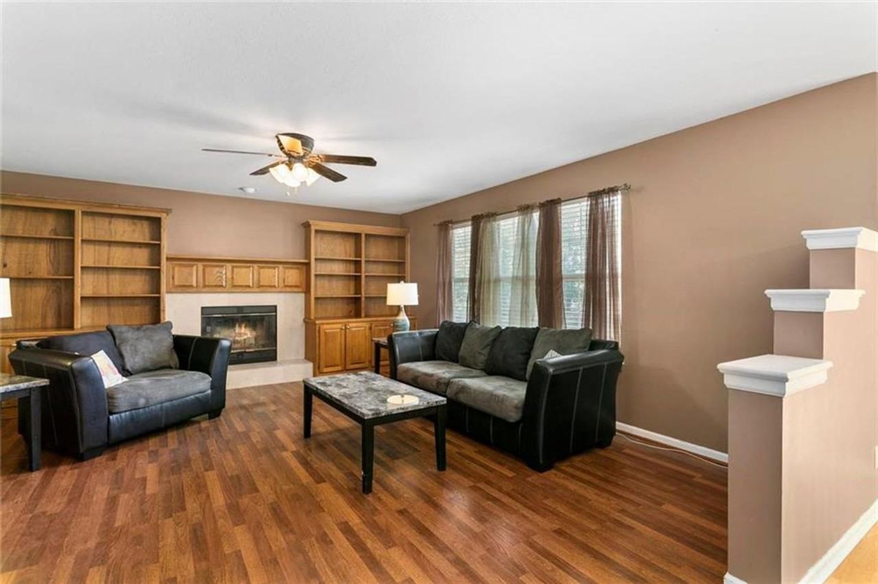 127 Oakbrook Ct - Photo 2 of 19